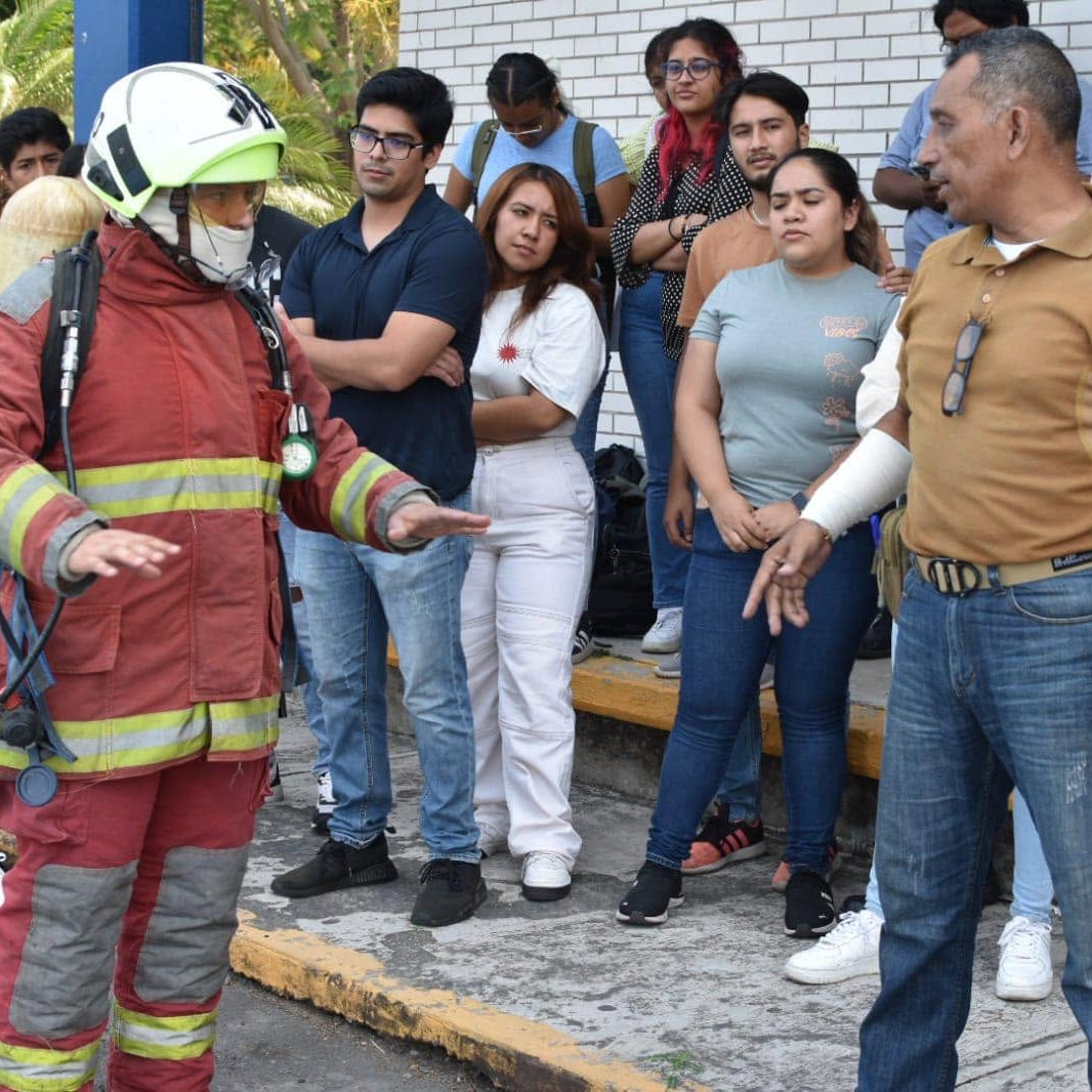 Práctica de protección civil con equipo de bombero