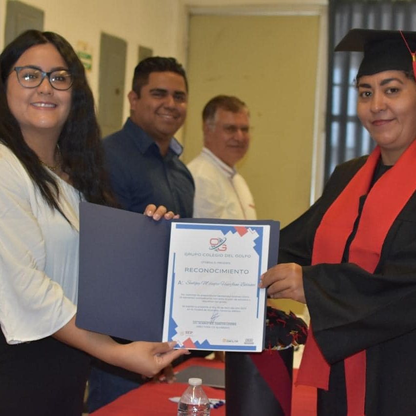 Entrega de título en ceremonia de graduación